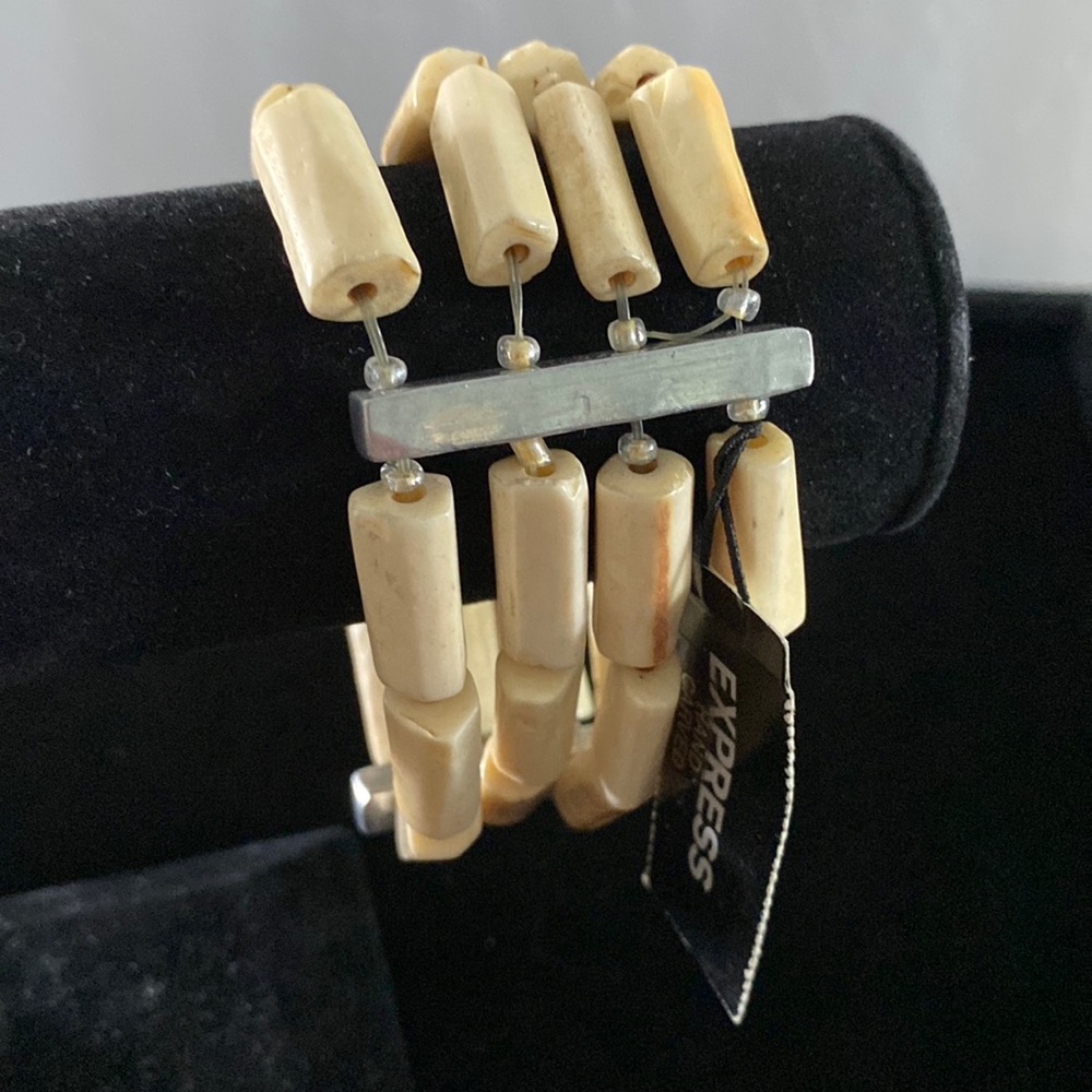 Vintage elasticated bracelet. B2
